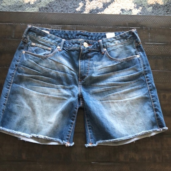 True Religion Emma Bermuda Blue Denim Mid Rise Raw Hem Size 32 Rigid Jean Shorts - Picture 4 of 16